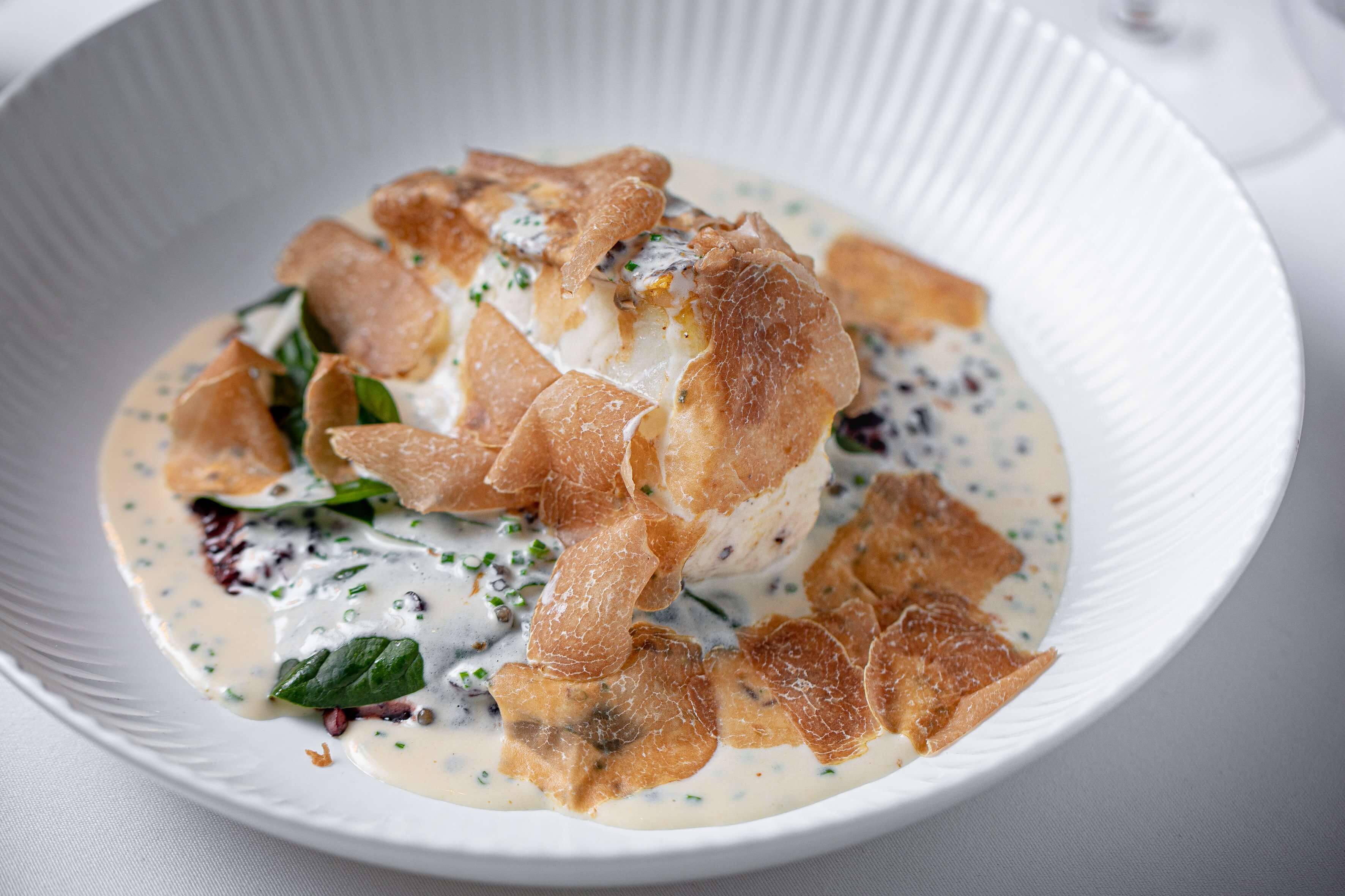 Чилийский сибас с черным рисом Венера